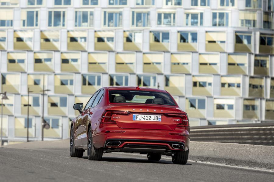  Volvo S60 T8 R-Design 2018 года  (WW) (фото 24 из 40)